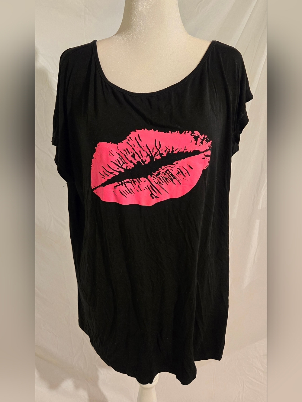 Alife Black Short-Sleeve Tee with Neon Pink Lip Print